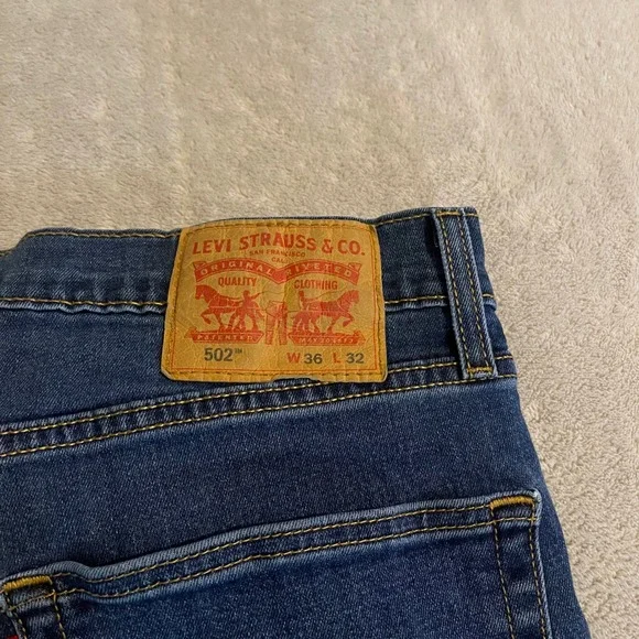 Levis 502 Regular Taper Mens Blue Jeans Size 36x32 Dark Wash Denim (35x30) - Picture 3 of 13